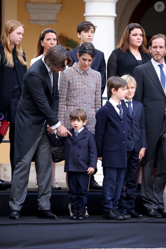 Dimitri Rassam, Charlotte Casiraghi, Raphaël Elmaleh et Balthazar Rassam - La famille princière de Monaco dans la cour du palais lors de la Fête Nationale de la principauté de Monaco le 19 novembre 2022. © Dominique Jacovides / Bruno Bebert / Bestimage 