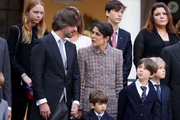 Dimitri Rassam, Charlotte Casiraghi, Balthazar Rassam, Raphaël Elmaleh, Sasha Casiraghi - La famille princière de Monaco dans la cour du palais lors de la Fête Nationale de la principauté de Monaco le 19 novembre 2022. © Dominique Jacovides / Bruno Bebert / Bestimage 