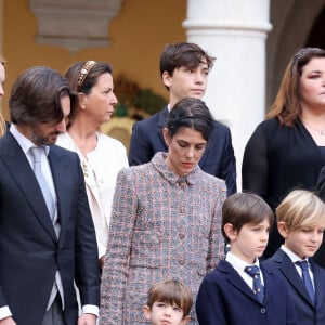 Dimitri Rassam, Charlotte Casiraghi, Balthazar Rassam, Raphaël Elmaleh et Sasha Casiraghi - La famille princière de Monaco dans la cour du palais lors de la Fête Nationale de la principauté de Monaco le 19 novembre 2022. © Dominique Jacovides / Bruno Bebert / Bestimage 