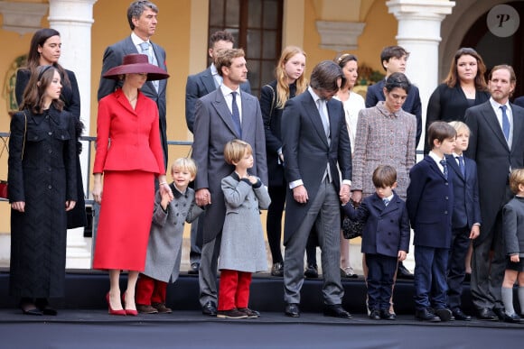 Bathazar était âgé de 4 ans, Raphaël 9 ans
La princesse Alexandra de Hanovre, Beatrice Borromeo, Pierre Casiraghi, Dimitri Rassam, Charlotte Casiraghi, Andrea Casiraghi, Francesco, Stefano, Balthazar Rassam, Raphaël Elmaleh - La famille princière de Monaco dans la cour du palais lors de la Fête Nationale de la principauté de Monaco le 19 novembre 2022. © Dominique Jacovides / Bruno Bebert / Bestimage 