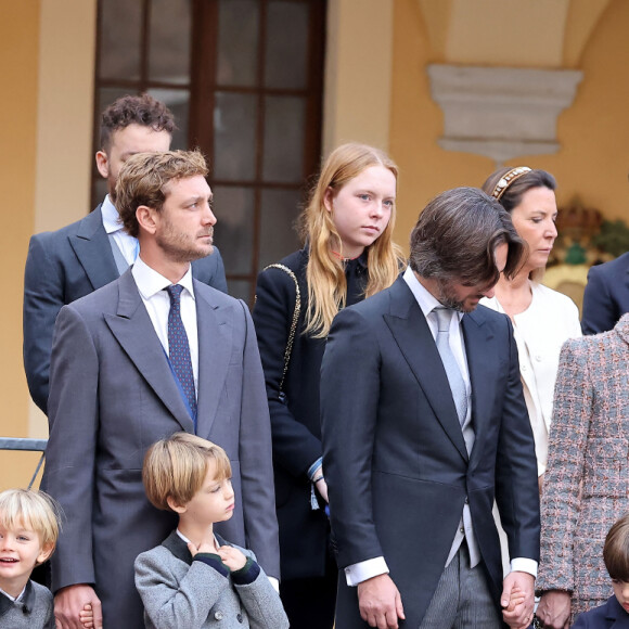 Bathazar était âgé de 4 ans, Raphaël 9 ans
La princesse Alexandra de Hanovre, Beatrice Borromeo, Pierre Casiraghi, Dimitri Rassam, Charlotte Casiraghi, Andrea Casiraghi, Francesco, Stefano, Balthazar Rassam, Raphaël Elmaleh - La famille princière de Monaco dans la cour du palais lors de la Fête Nationale de la principauté de Monaco le 19 novembre 2022. © Dominique Jacovides / Bruno Bebert / Bestimage 