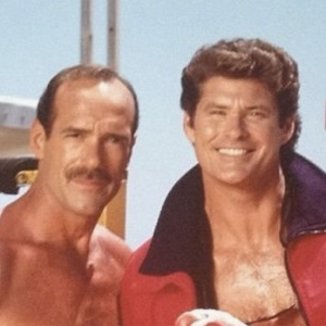 Michael Newman jouait son propre rôle de sauveteur dans la série 
Capture d'écran Instagram de @davidhasselhoff