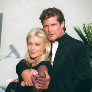 ARCHIVES - David Hasselhoff et sa compagne Pamela célèbrent le centième épisode de la série "Alerte à Malibu" à Los Angeles en 1994.