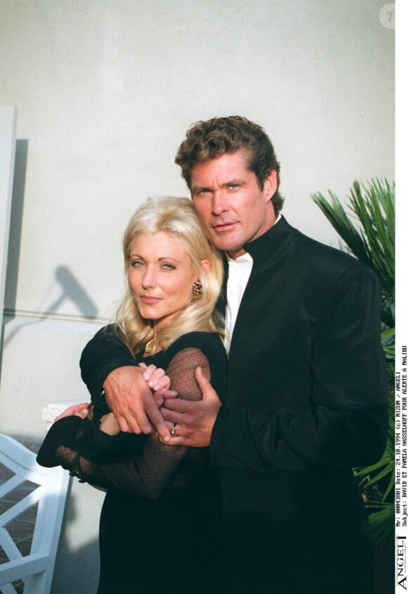 ARCHIVES - David Hasselhoff et sa compagne Pamela célèbrent le centième épisode de la série "Alerte à Malibu" à Los Angeles en 1994.