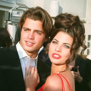 ARCHIVES - DAVID CHARVET ET YASMINE BLEETH CELEBRENT LE CENTIEME EPISODE DE LA SERIE "ALERTE A MALIBU" A LOS ANGELES EN 1994