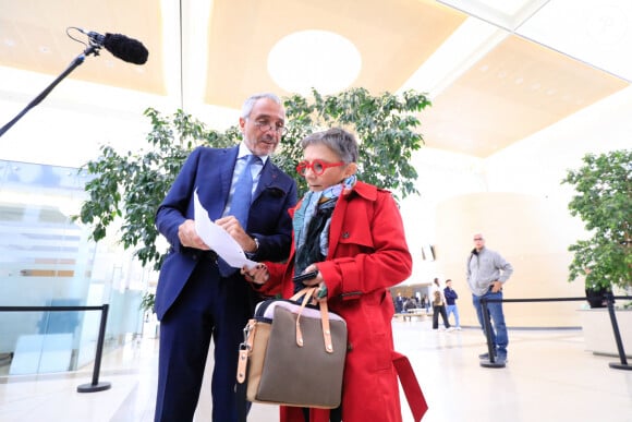 L'avocate l'assure : "Je ne vais pas plaider son acquittement. Je suis dans une défense d'accompagnement et d'éclairage pour comprendre son vécu et ce qui a pu l'amener à faire ça" 
Maitre Patrick Gontard (Avocat de la défense) et Maitre Béatrice Zavarro (Avocate de Dominique Pelicot) - Reprise du procès des viols de Mazan © Franz Chavaroche / Bestimage 