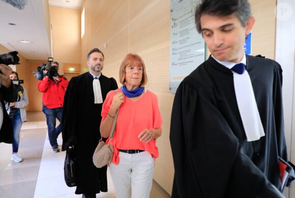 Gisèle Pélicot et ses avocats Antoine Camus et Stéphane Babonneau - Reprise du procès des viols de Mazan: Gisèle Pélicot et quelques uns des prévenus au palais de justice d'Avignon lors du procès de son ex-mari Dominique Pelicot, accusé de l'avoir droguée pendant près de dix ans et d'avoir invité des inconnus à la violer à leur domicile de Mazan, une petite ville du sud de la France, à Avignon. Le 16 septembre 2024. © Franz Chavaroche / Bestimage 