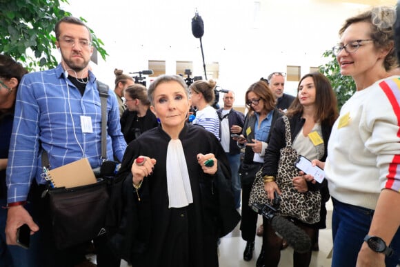 Cette affection génétique "lui a causé de multiples fractures dans son enfance. Au cours de l'instruction, huit de ses vertèbres se sont brisées et cassées, elle a perdu 6 cm" raconte Elle
Maitre Béatrice Zavarro (Avocate de Dominique Pelicot) - Reprise du procès des viols de Mazan: Gisèle Pélicot et quelques uns des prévenus au palais de justice d'Avignon lors du procès de son ex-mari Dominique Pelicot, accusé de l'avoir droguée pendant près de dix ans et d'avoir invité des inconnus à la violer à leur domicile de Mazan, une petite ville du sud de la France, à Avignon. Le 16 septembre 2024.© Franz Chavaroche / Bestimage 