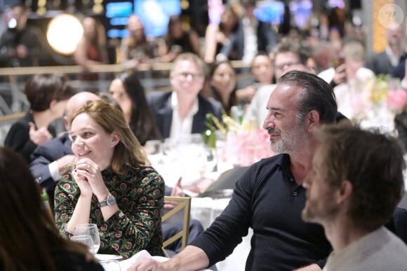 Jean Dujardin et sa femme Nathalie Péchalat (nouvelle présidente de l'association "Premiers de Cordée") - Dîner de charité Breitling à la Samaritaine pour l'association "Premiers de Cordée" à Paris le 4 avril 2024.  © Rachid Bellak/Bestimage