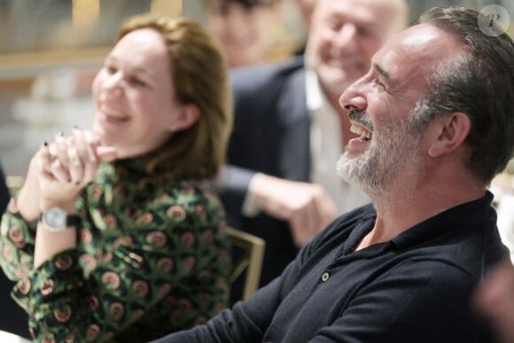 Jean Dujardin et sa femme Nathalie Péchalat (nouvelle présidente de l'association "Premiers de Cordée") - Dîner de charité Breitling à la Samaritaine pour l'association "Premiers de Cordée" à Paris le 4 avril 2024.© Rachid Bellak/Bestimage