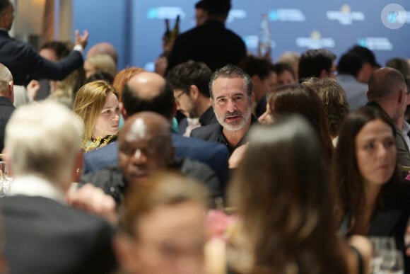 Jean Dujardin et sa femme Nathalie Péchalat (nouvelle présidente de l'association "Premiers de Cordée") - Dîner de charité Breitling à la Samaritaine pour l'association "Premiers de Cordée" à Paris le 4 avril 2024. © Rachid Bellak/Bestimage