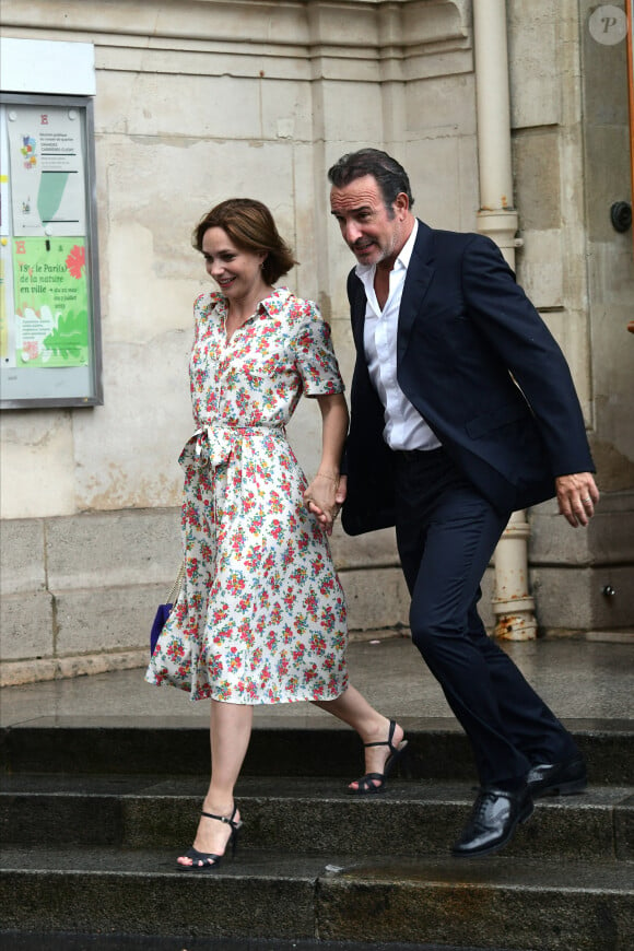 Nathalie Péchalat et son mari Jean Dujardin - Mariage de Claude Lelouch à la mairie du 18ème à Paris. Le 17 juin 2023