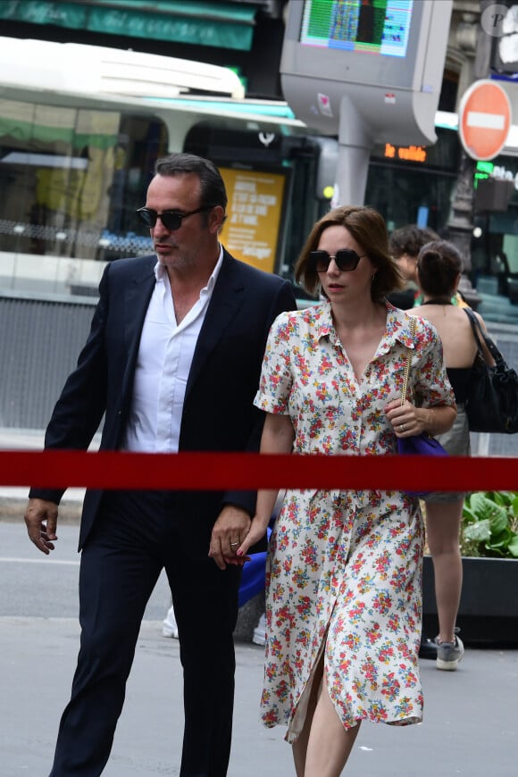 Jean Dujardin et sa femme Nathalie Pechalat - Mariage de Claude Lelouch à la mairie du 18ème à Paris. Le 17 juin 2023