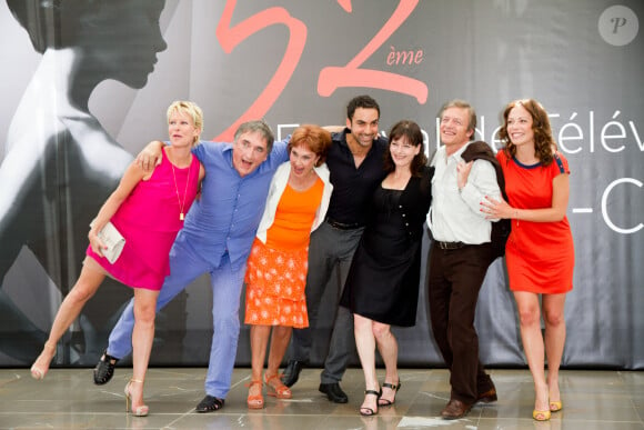 L'ex-star de "Plus belle la vie" s'est éteinte en 2019, à l'âge de 89 ans.
Rebecca Hampton Alexandre Fabre Pascale Roberts Joakim Latzko Cecilia Hornus Denis Cherer Dounia Coesens - Photocall avec les acteurs de la serie "Plus belle la vie" au 52eme festival de la Televison de Monte-Carlo. Le 13 juin 2011