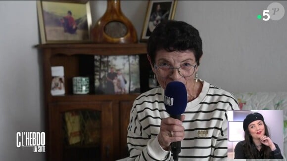 La grand-mère d'Hoshi surprend la chanteuse en poussant la chansonnette lors de l'émission C l'Hebdo sur France 5.