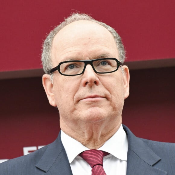 "Il y aura une petite manifestation avec les habitants sur la place du Palais, mais on fêtera plutôt les vingt-cinq ans. Car il faut aussi faire attention au budget", a-t-il déclaré.
Le prince Albert II de Monaco - Les Célébrités au 103ème Qatar Prix de l'Arc de triomphe à l'hippodrome ParisLongchamp le 6 octobre 2024. Michael Baucher / Panoramic / Bestimage 