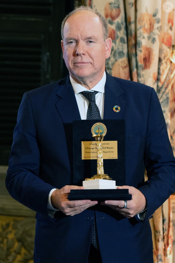 Le souverain monégasque ne compte pas faire de folies
Le prince Albert II de Monaco reçoit le prix international Magna Grecia Galleria Gloria Pamphili à Rome le 26 septembre 2024. 