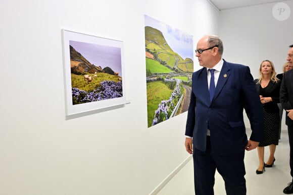 Exclusif - Le prince Albert II de Monaco a visité l'exposition photographique de l'artiste Micheline Pelletier " Les Açores Un jardin sur l'Atlantique " présentée par L'Oeil en Seyne, organisée par Jacqueline Franjou, la présidente de la Villa Tamaris à la Seyne sur Mer, le 11 octobre 2024. L'exposition se déroule du 15 octobre 2024 au 5 janvier 2025. Sur 3 niveaux, le public va voyager grace à l'objectif de Micheline Pelletier et les 200 photographies présentées, extraite du livre de Micheline, préfacé par Isabelle Autissier. Cette exposition salue aussi le travail scientifique du prince Albert 1er, qui effectua 13 expéditions dans cet archipel portugais. Dans les invités on pouvait noter la présence d'Emmanuel Falco, premier conseiller du prince, de l'ambassadeur du Portugal en France et à Monaco, M. José Duarte, le consul du Portugal à Marseille M. Alvarez, de M. Thomas Fouilleron, directeur des archives et de la bibliothèque du Palais Princier (qui ont enrichi de documents la salle dédiée au prince Albert 1er), de Vincent Vatrican, le directeur du centre des archives audiovisuelles de Monaco, de Pierre-Antoine Gérard, conservateur du Musée océanographique entre autres, du préfet du Var Pierre Mahet, de la sénatrice Françoise Dumont, ainsi que le président du Conseil départemental Jean-Louis Masson, sa vice-présidente en charge de la politique culturelle Virginie Lenoir, le vice-président de la Région François de Canson, ainsi que les maires et vice-président de la communauté d'agglomération TPM Mme Nathalie Bicais (La Seyne), Jean-Sébastien Vialatte (Six-Fours), Robert Bénéventi (Ollioules), Yann Tainguy, adjoint au maire de Toulon délégué à la Culture. © Bruno Bebert/Bestimage