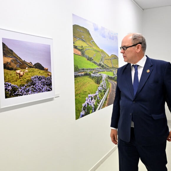 Exclusif - Le prince Albert II de Monaco a visité l'exposition photographique de l'artiste Micheline Pelletier " Les Açores Un jardin sur l'Atlantique " présentée par L'Oeil en Seyne, organisée par Jacqueline Franjou, la présidente de la Villa Tamaris à la Seyne sur Mer, le 11 octobre 2024. L'exposition se déroule du 15 octobre 2024 au 5 janvier 2025. Sur 3 niveaux, le public va voyager grace à l'objectif de Micheline Pelletier et les 200 photographies présentées, extraite du livre de Micheline, préfacé par Isabelle Autissier. Cette exposition salue aussi le travail scientifique du prince Albert 1er, qui effectua 13 expéditions dans cet archipel portugais. Dans les invités on pouvait noter la présence d'Emmanuel Falco, premier conseiller du prince, de l'ambassadeur du Portugal en France et à Monaco, M. José Duarte, le consul du Portugal à Marseille M. Alvarez, de M. Thomas Fouilleron, directeur des archives et de la bibliothèque du Palais Princier (qui ont enrichi de documents la salle dédiée au prince Albert 1er), de Vincent Vatrican, le directeur du centre des archives audiovisuelles de Monaco, de Pierre-Antoine Gérard, conservateur du Musée océanographique entre autres, du préfet du Var Pierre Mahet, de la sénatrice Françoise Dumont, ainsi que le président du Conseil départemental Jean-Louis Masson, sa vice-présidente en charge de la politique culturelle Virginie Lenoir, le vice-président de la Région François de Canson, ainsi que les maires et vice-président de la communauté d'agglomération TPM Mme Nathalie Bicais (La Seyne), Jean-Sébastien Vialatte (Six-Fours), Robert Bénéventi (Ollioules), Yann Tainguy, adjoint au maire de Toulon délégué à la Culture. © Bruno Bebert/Bestimage