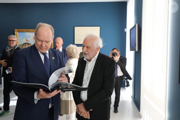 Le prince Albert II de Monaco inaugure l'exposition "Les Açores - Un jardin sur l'Atlantique" par M.Pelletier à la Villa Tamaris Le centre d'art à La Seyne-sur-Mer, France, le 11 octobre 2024. © Luc Boutria/Nice Matin/Bestimage 