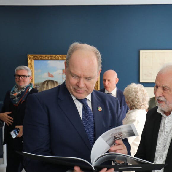 Le prince Albert II de Monaco inaugure l'exposition "Les Açores - Un jardin sur l'Atlantique" par M.Pelletier à la Villa Tamaris Le centre d'art à La Seyne-sur-Mer, France, le 11 octobre 2024. © Luc Boutria/Nice Matin/Bestimage 