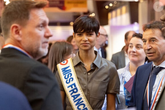 La dyskinésie paroxystique, qui se caractérise par des mouvements involontaires anormaux qui se répètent de manière épisodique.
Eve Gilles, Miss France 2024, à l'Université des Maires de l'Ouest parisien à Port-Marly (Yvelines), le 9 octobre 2024. © Kevin Domas / Panoramic / Bestimage