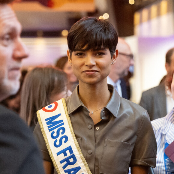 La dyskinésie paroxystique, qui se caractérise par des mouvements involontaires anormaux qui se répètent de manière épisodique.
Eve Gilles, Miss France 2024, à l'Université des Maires de l'Ouest parisien à Port-Marly (Yvelines), le 9 octobre 2024. © Kevin Domas / Panoramic / Bestimage