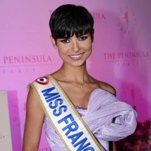 Une maladie connue d'une grande star du cinéma étant donné que cette dernière été présente lors d'une crise de la reine de beauté.
Eve Gilles (Miss France 2024) - Photocall du 5ème gala de charité de l'association "Les Bonnes Fées" à l'occasion de la campagne mondiale "Octobre Rose" à l'hôtel Peninsula, Paris le 3 octobre 2024. © Rachid Bellak/Bestimage