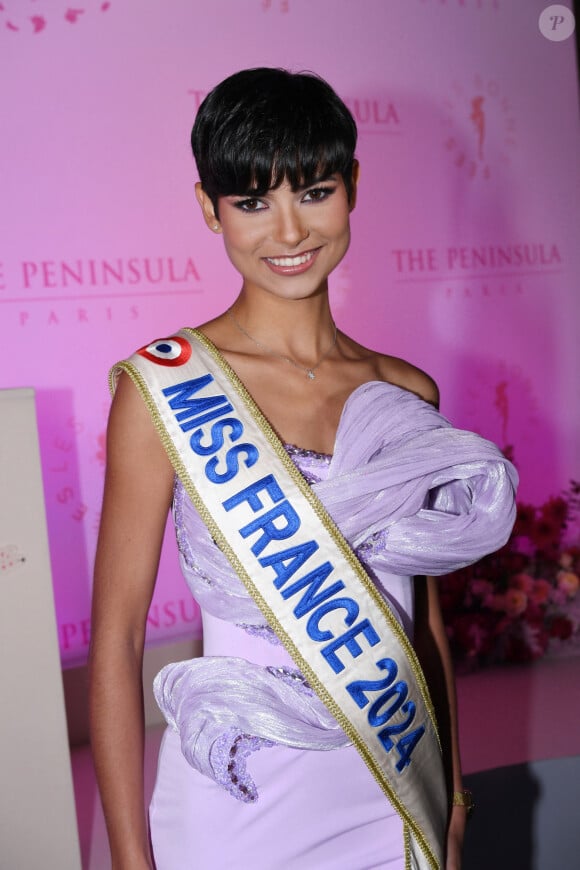 Une maladie connue d'une grande star du cinéma étant donné que cette dernière été présente lors d'une crise de la reine de beauté.
Eve Gilles (Miss France 2024) - Photocall du 5ème gala de charité de l'association "Les Bonnes Fées" à l'occasion de la campagne mondiale "Octobre Rose" à l'hôtel Peninsula, Paris le 3 octobre 2024. © Rachid Bellak/Bestimage