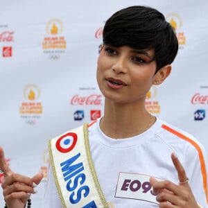 Alors que son règne Miss France touche à sa fin, Eve Gilles se confie seulement maintenant sur la maladie dont elle souffre depuis sa jeunesse. 
Eve Gilles, Miss France 2024 - Dany Boon, dernier porteur de la flamme olympique dans le Nord, a allumé le chaudron olympique sur l'esplanade du Champs de Mars à Lille 