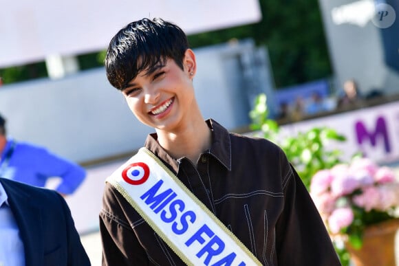 "À Lille, lors du passage de la flamme olympique, Dany Boon m'a tenu la main. Ce geste suffit pour bloquer une crise ou la rendre inaperçue", a-t-elle rapporté au Parisien
Eve Gilles, miss France 2024 - Miss France 2024 fait une apparition lors de la 10ème édition du "Longines Paris Eiffel Jumping" à la Plaine de Jeux de Bagatelle à Paris le 21 juin 2024. © Veeren / Perusseau / Bestimage