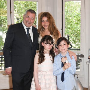 Et ces derniers ont bien grandi !
Exclusif - Jean-Marie Bigard, sa femme Lola Marois et leurs enfants Bella et Jules - Jean-Marie Bigard et Lola Marois lors de la cérémonie oecuménique à l'occasion du renouvellement de leurs voeux pour leur 10 ans de mariage. Le 27 mai 2021 © Coadic Guirec / Bestimage