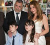 Le couple a eu dans la foulée deux enfants, les jumeaux Bella et Jules.
Exclusif - Jean-Marie Bigard, sa femme Lola Marois et leurs enfants Bella et Jules - Jean-Marie Bigard et Lola Marois lors de la cérémonie oecuménique à l'occasion du renouvellement de leurs voeux pour leur 10 ans de mariage. Le 27 mai 2021 © Coadic Guirec / Bestimage