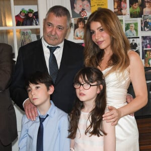 Le couple a eu dans la foulée deux enfants, les jumeaux Bella et Jules.
Exclusif - Jean-Marie Bigard, sa femme Lola Marois et leurs enfants Bella et Jules - Jean-Marie Bigard et Lola Marois lors de la cérémonie oecuménique à l'occasion du renouvellement de leurs voeux pour leur 10 ans de mariage. Le 27 mai 2021 © Coadic Guirec / Bestimage