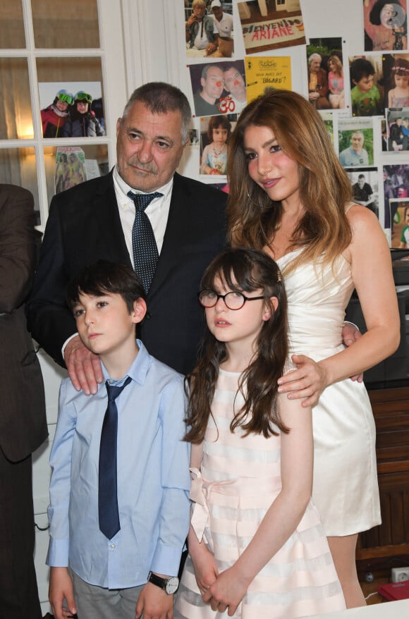 Le couple a eu dans la foulée deux enfants, les jumeaux Bella et Jules.
Exclusif - Jean-Marie Bigard, sa femme Lola Marois et leurs enfants Bella et Jules - Jean-Marie Bigard et Lola Marois lors de la cérémonie oecuménique à l'occasion du renouvellement de leurs voeux pour leur 10 ans de mariage. Le 27 mai 2021 © Coadic Guirec / Bestimage