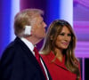 Melania Trump fait une apparition remarquée pour son mari
 
Donald J. Trump et sa femme Melania lors du jour 4 de la Convention Nationale des Républicains à Milwaukee (RNC).