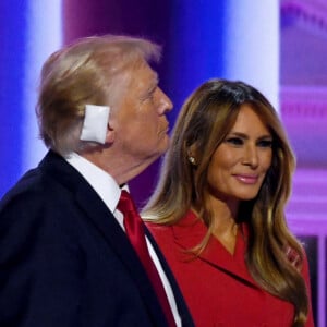 Melania Trump fait une apparition remarquée pour son mari
 
Donald J. Trump et sa femme Melania lors du jour 4 de la Convention Nationale des Républicains à Milwaukee (RNC).