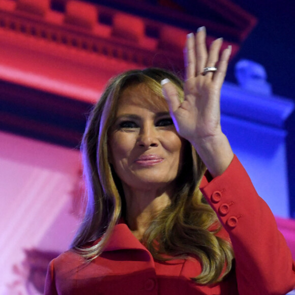 Devant 20 000 personnes, le candidat à la présidentielle américaine a pu compter sur sa femme
 
Donald J. Trump et sa femme Melania lors du jour 4 de la Convention Nationale des Républicains à Milwaukee (RNC).