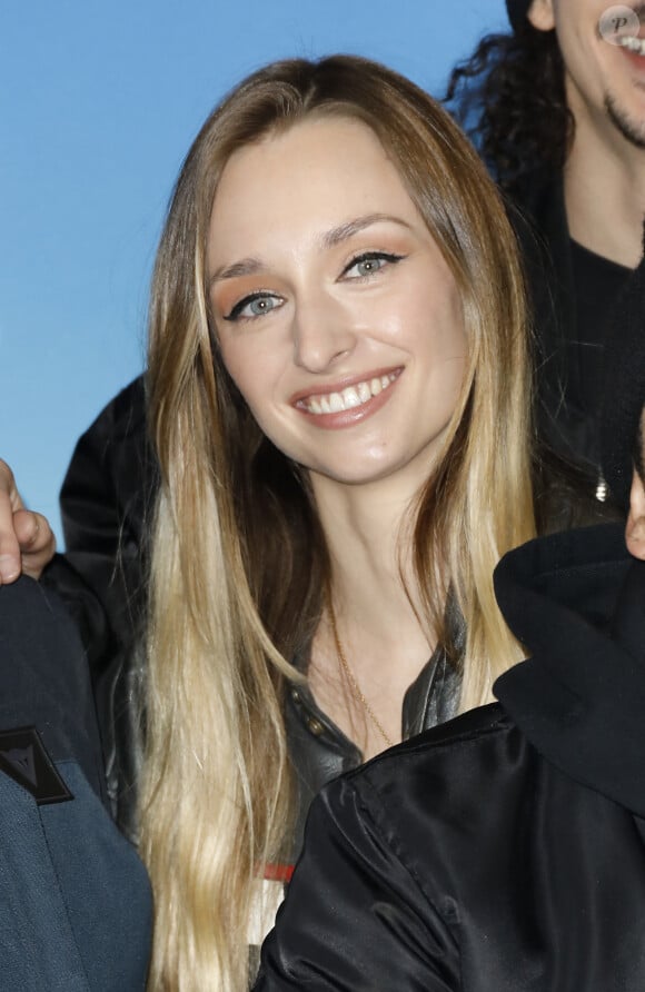 et Emma Smet apparaitront sur les clips diffusés sur scène pendant le spectacle
Emma Smet - Avant-première du film "Les SEGPA au ski" au cinéma Pathé Wepler à Paris le 18 décembre 2023. © Marc Ausset-Lacroix/Bestimage