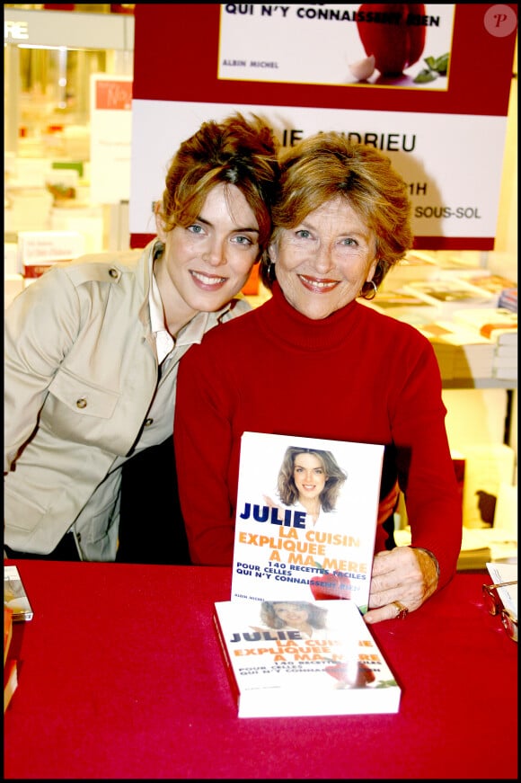 Julie Andrieu & sa mere Nicole Courcel a la soiree consacree a la fete des meres aux Galeries lafayette .  