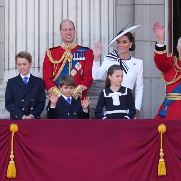 Le prince George, le prince Louis, la princesse Charlotte, le prince William, prince de Galles, Catherine Kate Middleton, princesse de Galles, le roi Charles III d'Angleterre, la reine consort Camilla - Les membres de la famille royale britannique au balcon du Palais de Buckingham lors de la parade militaire "Trooping the Colour" à Londres le 15 juin 2024 © Julien Burton / Bestimage 