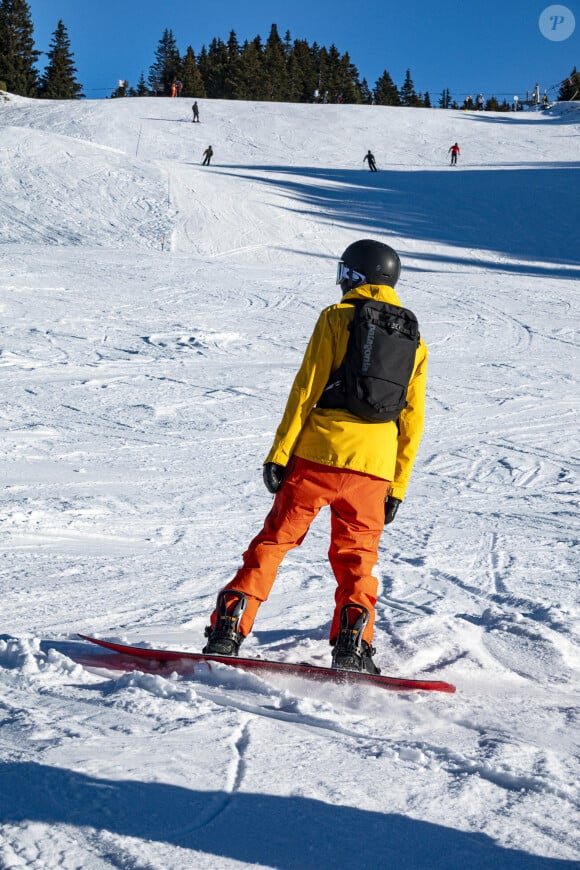 Un surfeur descend une piste ensoleillée à Chamrousse le 26/12/2023. © Sandrine Thesillat / Panoramic / Bestimage