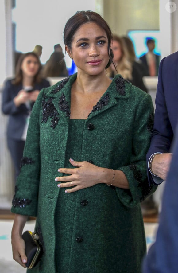 Meghan Markle la duchesse de Sussex enceinte et le prince Harry, duc de Sussex, assistent à une activité jeunesse le Jour du Commonwealth à la Maison du Canada le 11 mars 2019 à Londres 