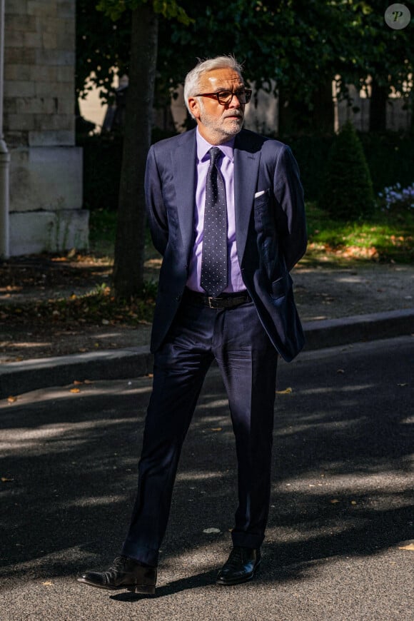 Pascal Praud - Obsèques du journaliste Jean-Pierre Elkabbach au cimetière du Montparnasse dans le 14ème arrondissement de Paris, France, le 6 octobre 2023. © Pierre Perusseau/Bestimage