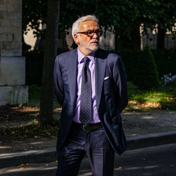 Pascal Praud - Obsèques du journaliste Jean-Pierre Elkabbach au cimetière du Montparnasse dans le 14ème arrondissement de Paris, France, le 6 octobre 2023. © Pierre Perusseau/Bestimage