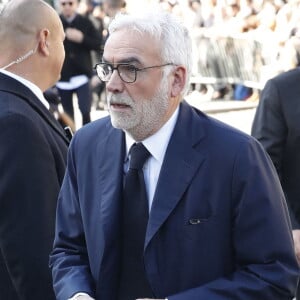 Pascal Praud - Arrivées à la messe funéraire en hommage à Bernard Tapie en l'église Saint-Germain-des-Prés à Paris. Le 6 octobre 2021 © Jacovides-Moreau / Bestimage