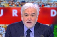 Pascal Praud : un retour avec sobriété sur CNews après la mort de son père Roger