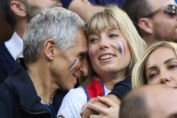 Et c'est en plein coeur de Paris qu'ils ont trouvé leur nid douillet idéal pour eux et leurs enfants.
Nagui et sa femme Mélanie Page - Célébrités dans les tribunes du match du groupe D de l'Euro 2024 entre l'équipe de France face à l'Autriche (1-0) à Dusseldorf en Allemagne le 17 juin 2024. © Cyril Moreau/Bestimage