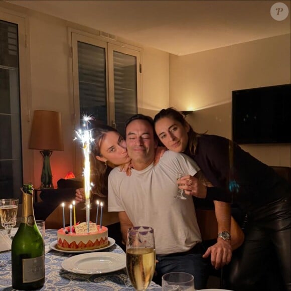 Les filles de son grand frère Anthony, Loup et Liv, apprécient la jeune femme d'ailleurs
Alain-Fabien Delon a pris en photo son frère aîné Anthony entouré de ses filles Loup et Liv pour son anniversaire