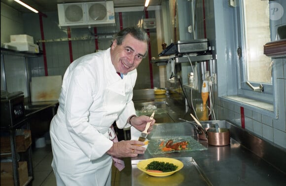 Archives - Exclusif - Rendez-vous avec le chef cuisinier Marc Meneau et sa femme dans leur restaurant "L'Espérance" à Saint-Père-sous-Vézelay en 1996 C'est en 1972, que Marc Meneau créé ce restaurant, où S.Gainsbourg, se sachant condamné viendra passer une partie de ses derniers jours chez lui. Pour des raisons de santé son restaurant fermera en 2015. En 1972, il reçoit sa première étoile au Guide Michelin, puis en 1975 sa deuxième et en 1983 sa troisième, qu'il perdra en 1999, mais conservera 19/20 au Gault et Millau. Il réintégrera le cercle très fermé des établissements triplement étoilés en 2004 © Jean-Claude Woestelandt / Bestimage 